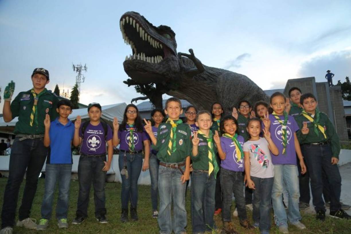 Los miembros de los Scout llegaron para presenciar la inauguración de la réplica de T-rex. Desde ya los sampedranos pueden divertise en familia con todos los atractivos que hay en este lugar.
