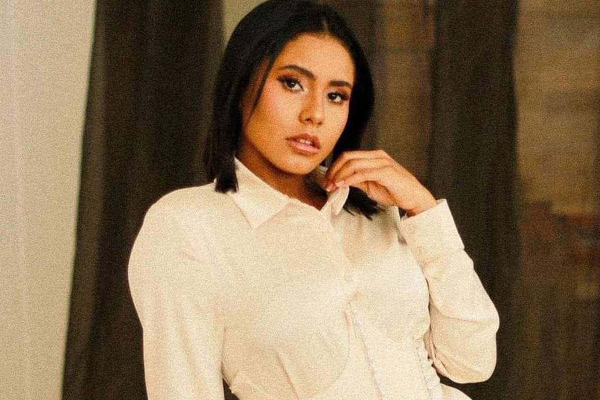 Además, tenía un tatuaje de la letra M en el hombro izquierdo, otro tatuaje en letras árabes en el antebrazo izquierdo, una imagen de unicornio en el brazo derecho y una cicatriz en la ingle del lado derecho.