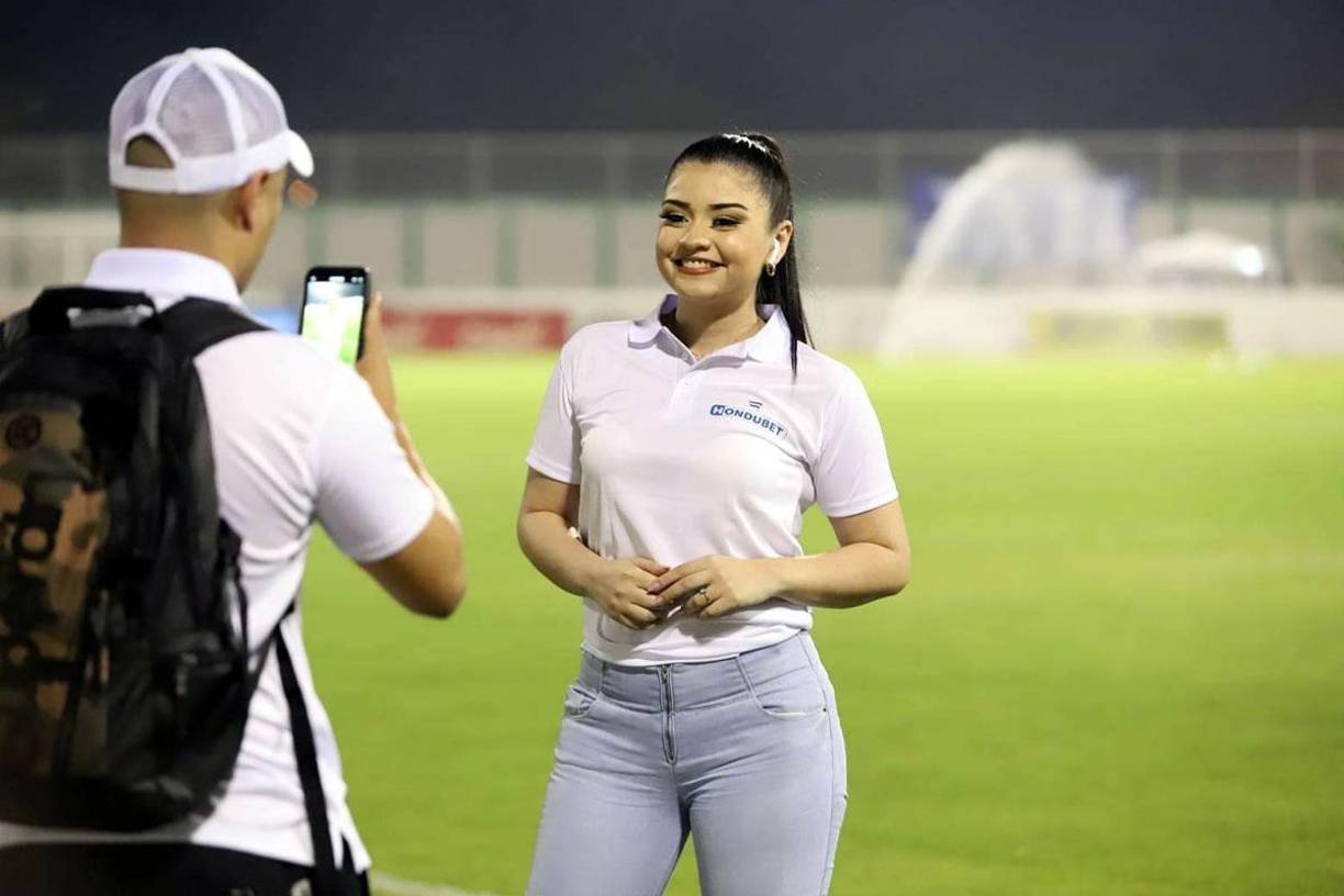 Esta linda chica haciendo un directo en el estadio Carlos Miranda previo al partido entre Motagua y Real España.