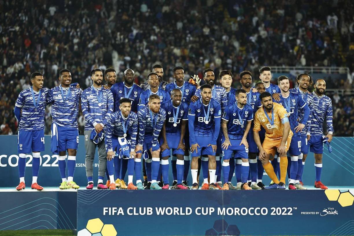 El equipo Al Hilal posando con su trofeo de subcampeón del Mundial de Clubes.