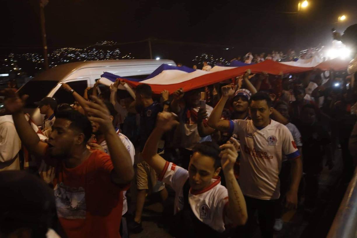 Bellas chicas y la Ultra Fiel: el ambientazo en la semifinal de vuelta Olimpia-Motagua en el Nacional