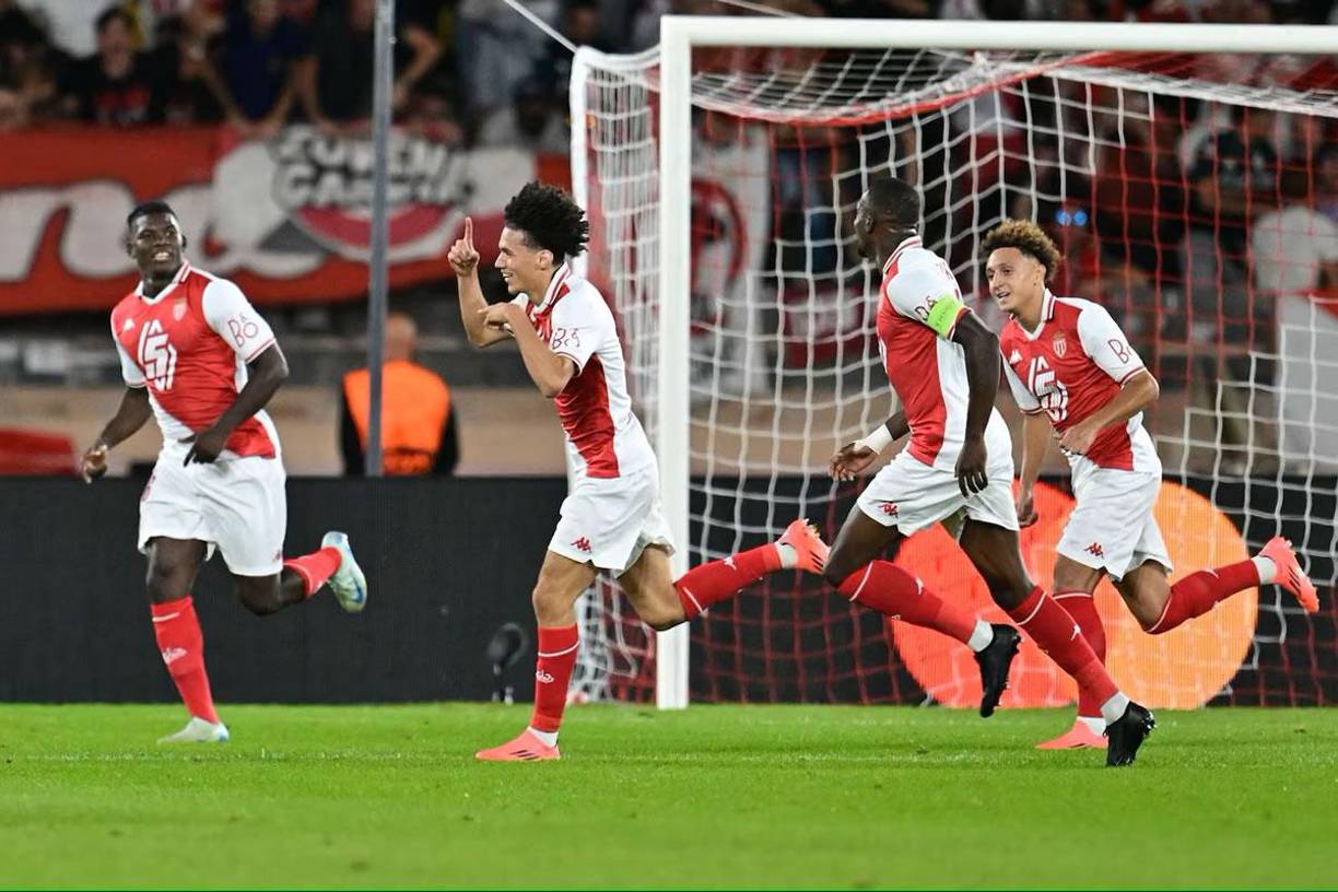 El francés Maghnes Akliouche abrió el marcador con un zurdazo y puso a ganar al Mónaco contra el FC Barcelona.