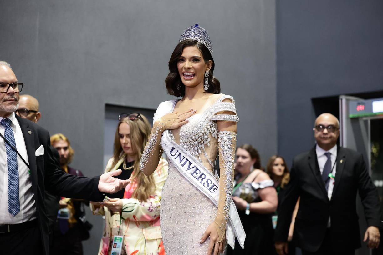 ”Gracias doña Karen Celebertti por todo el tiempo que trabajamos juntas”, escribió la reina de belleza universal a través de sus redes sociales. Palacios, modelo, periodista y presentadora de televisión, aseguró que desde su preparación previa hasta la competencia final en El Salvador, el 18 de noviembre pasado, Celebertti “ha sido tanto un mentor, como una amiga”.