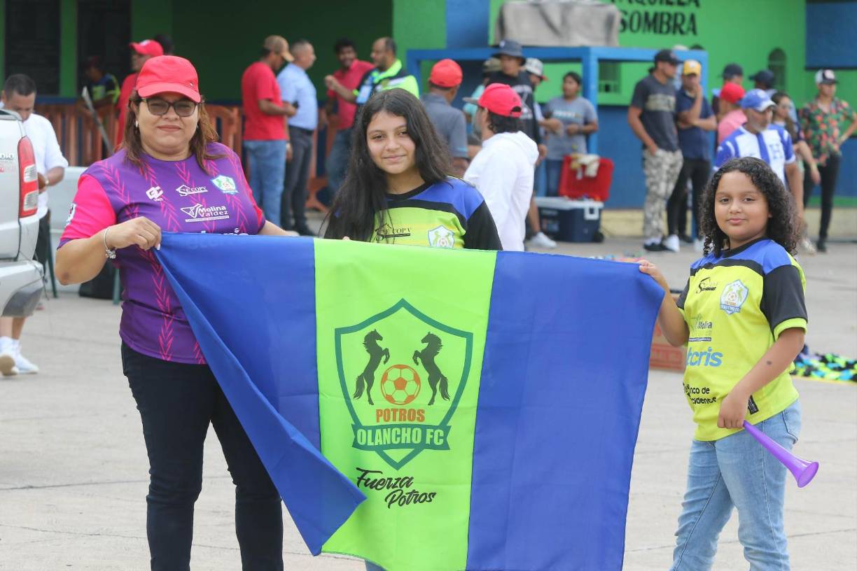 Y las chicas tampoco se quedaron atrás y demostraron su apoyo.