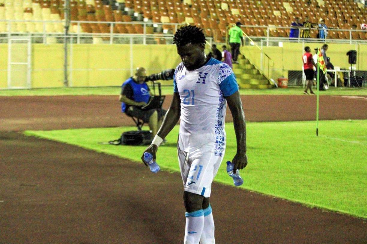 Elison Rivas, que entró de cambio, con cara triste por el mal resultado de Honduras.