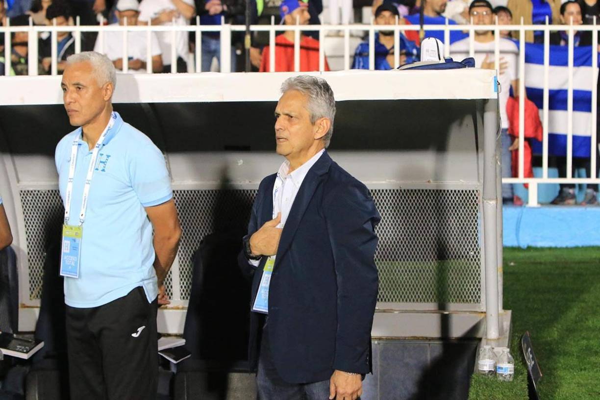 Reinaldo Rueda también se llevó la mano derecha al corazón y entonó el himno nacional de Honduras.