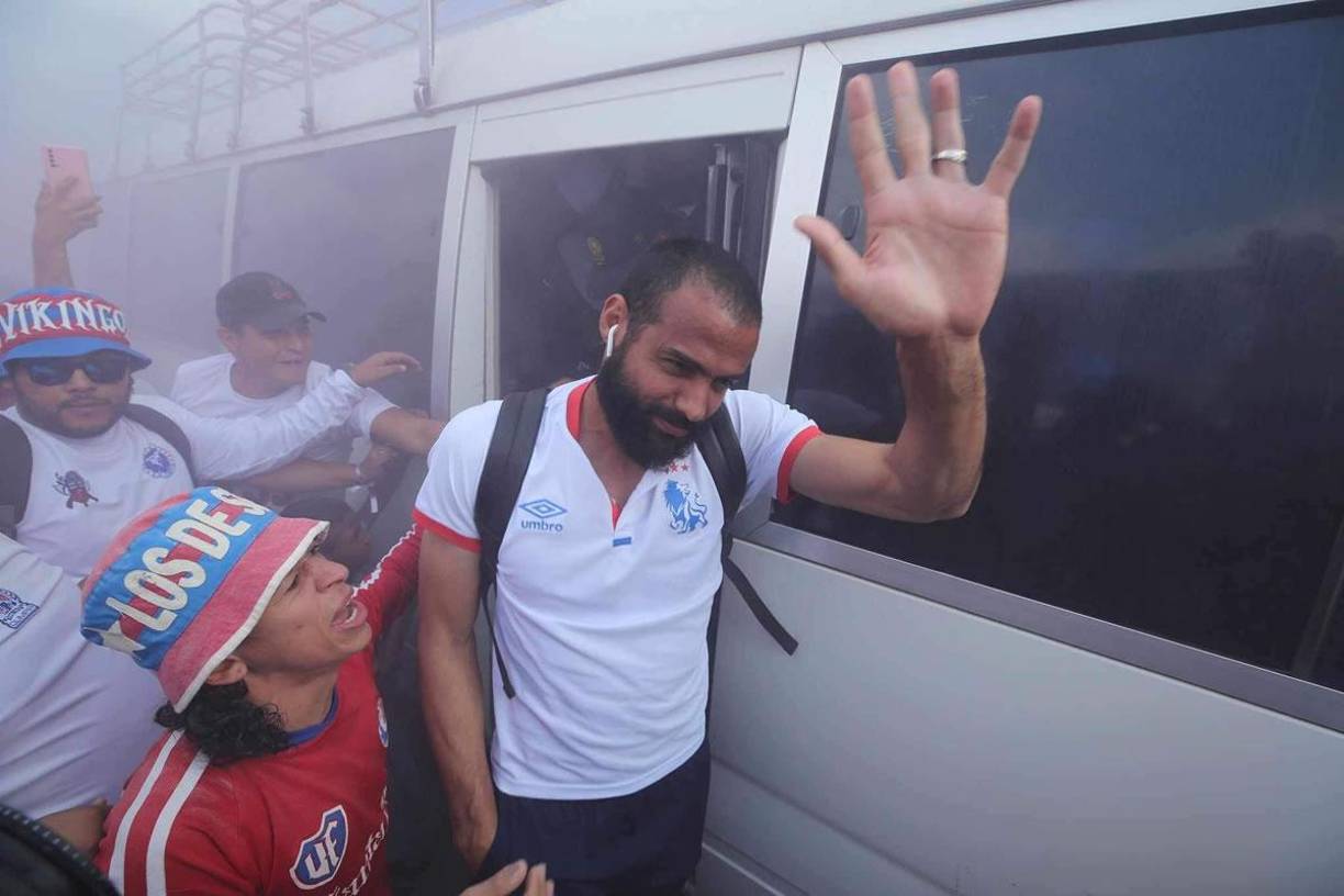 Edrick Menjívar también saludó a los hinchas olimpistas tras bajar del autobús del Olimpia.