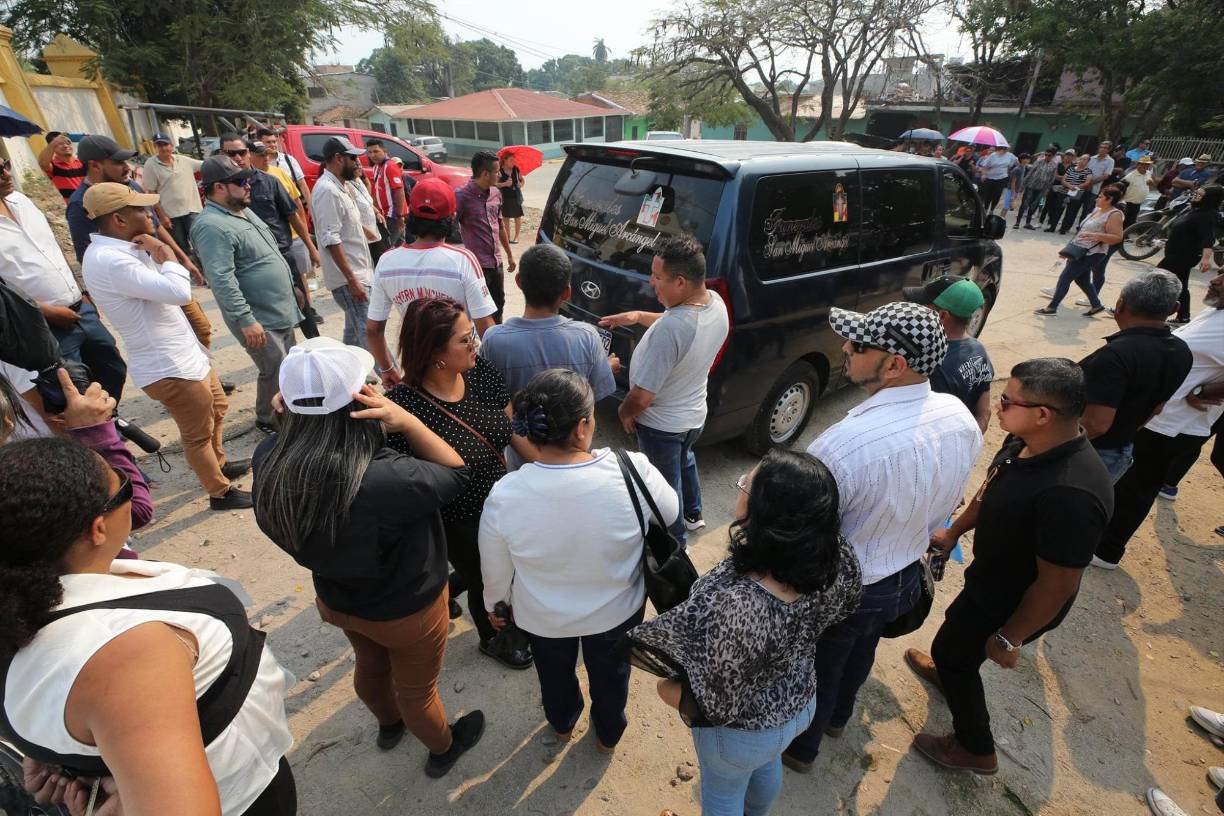 En medio del llanto y el dolor, familiares dieron palabras de despedida para Elmer Canales, quien sin duda alguna fue muy querido y destacado por su participación en el fútbol hondureño. 