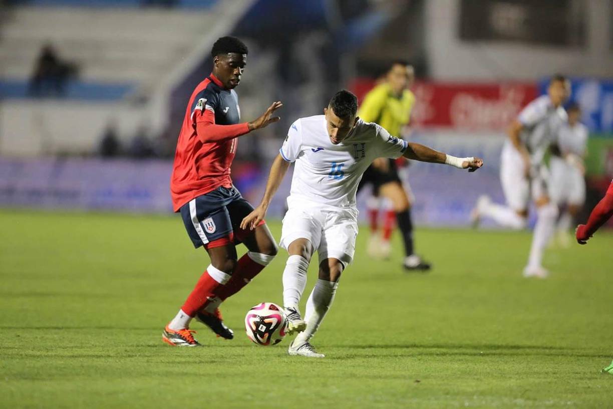 La calidad de Edwin Rodríguez. El volante de Honduras dando un pase a tres dedos. 