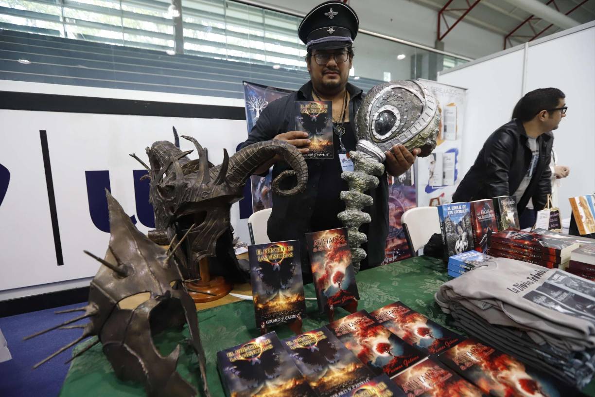 El escritor Gerard Castillo tiene una variedad de libros que te harán volar la imaginación, incluso hace posible la combinación entre el rock y la literatura uniendo pasiones. 