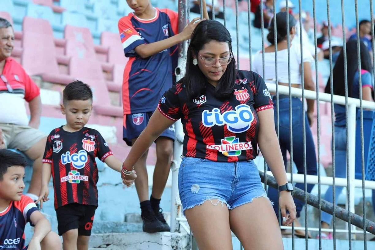 Esta guapa madre y aficionada del Vida asistió al estadio Ceibeño con su hijo para apoyar al equipo cocotero en el partido contra el Olimpia.