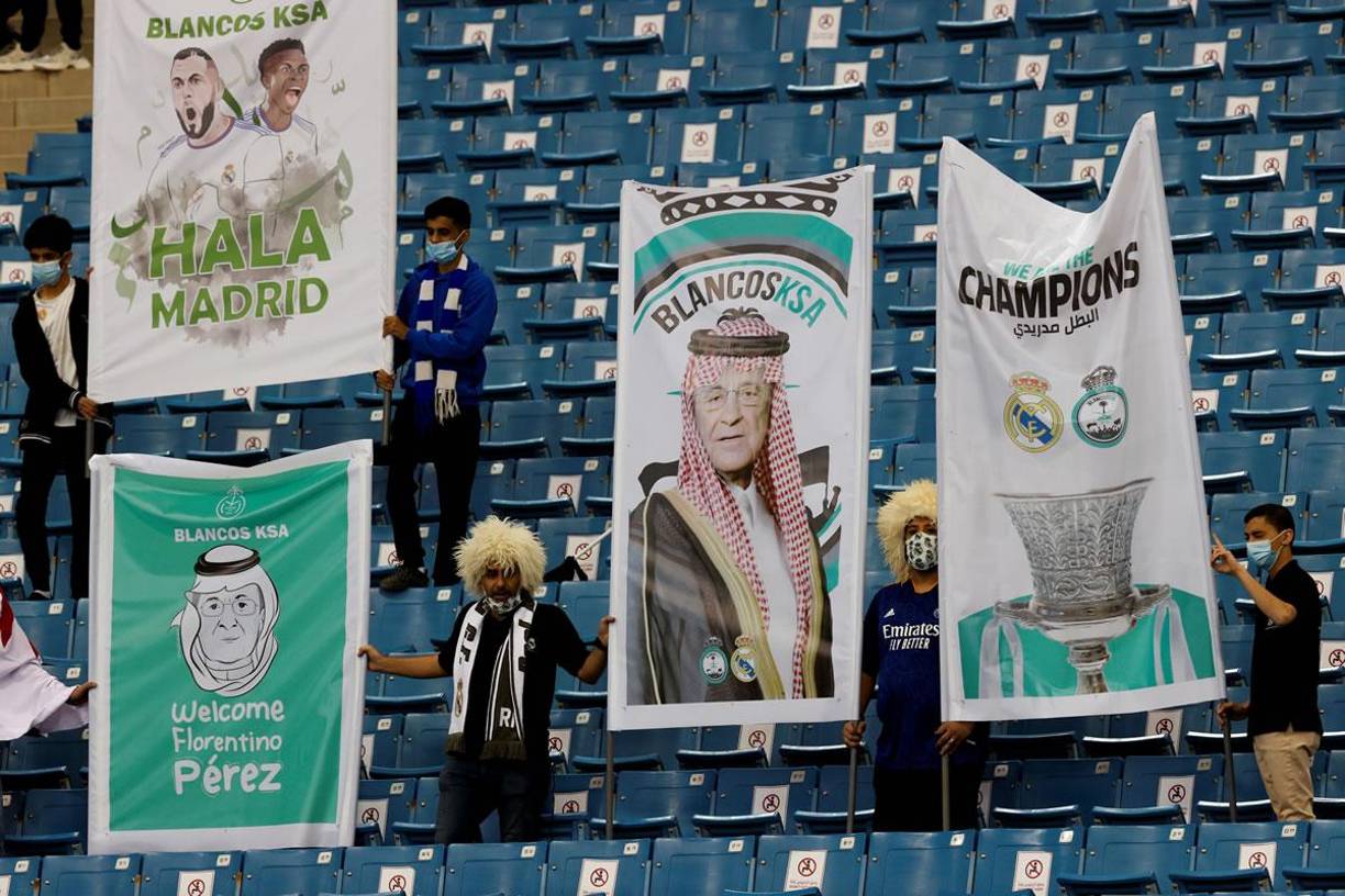 Los aficionados árabes llegaron al estadio Internacional King Fahd con pancartas, en las que vistieron a Florentino Pérez como un ‘jeque‘.