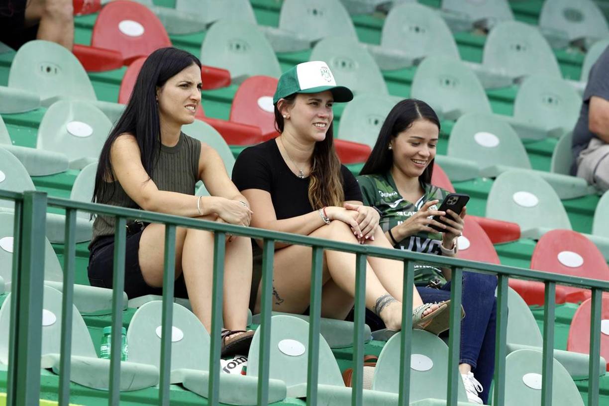 Estas chicas celebraron con el triunfo de Marathón sobre el Real España en el Yankel.
