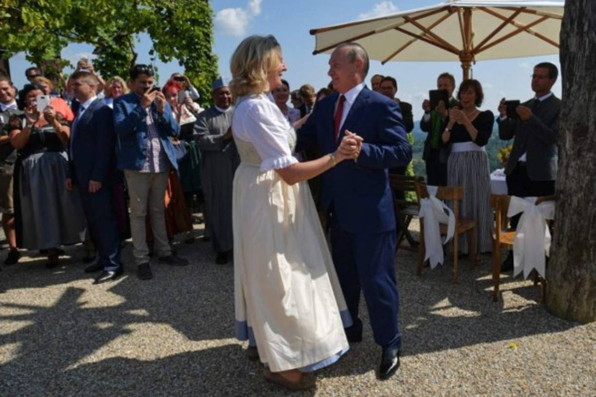 El presidente de Rusia, Vladímir Putin, asistió a la boda de la ministra de Exteriores de Austria, Karin Kneissl, en una breve y controversial visita privada.