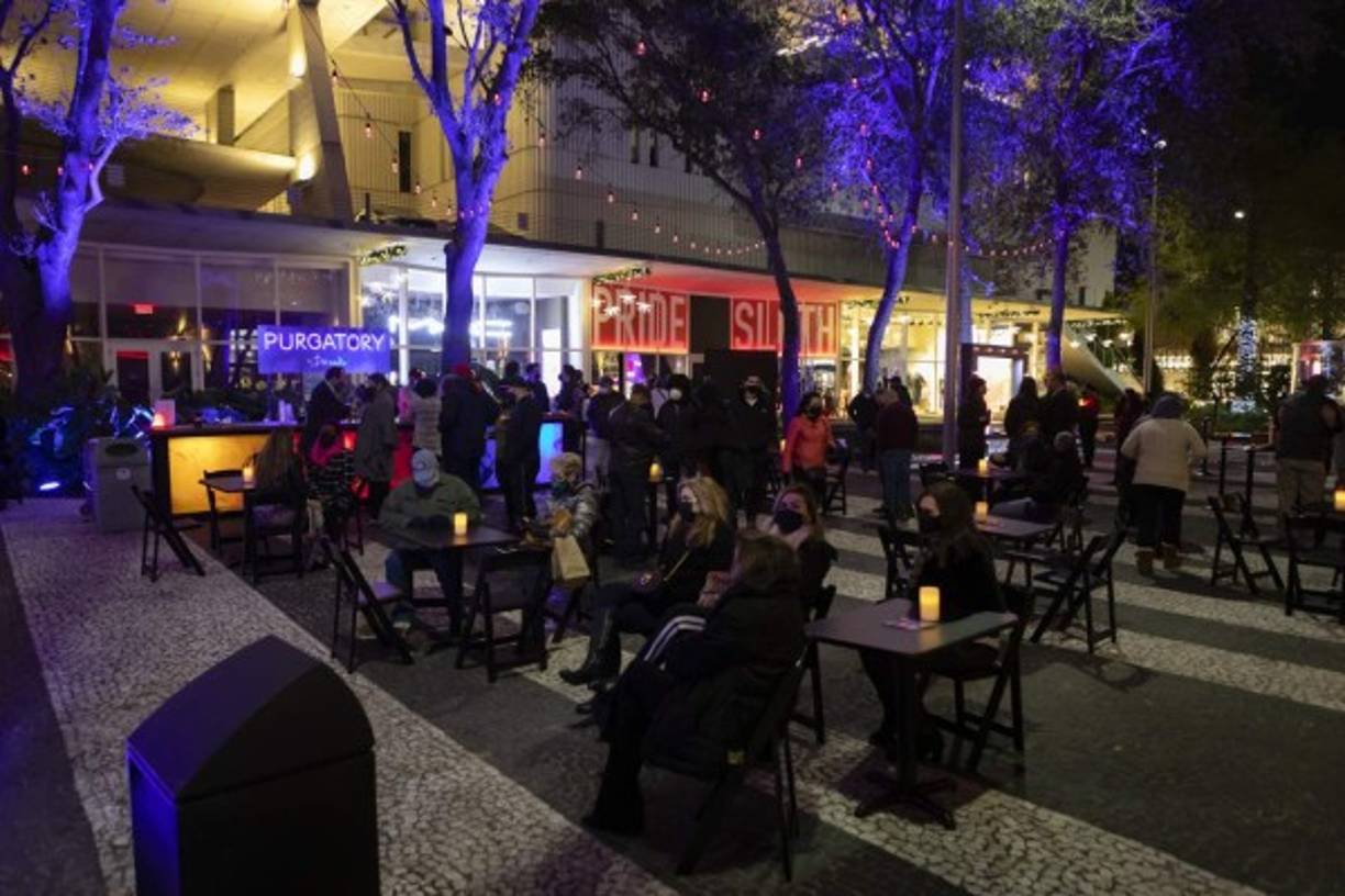 Los turistas y locales presumen sin pudor de saltarse las normas, y muchos suben a sus redes sociales muestras de esos momentos de jolgorio que las autoridades sanitarias se temen que se conviertan después en el drama de ellos mismos, algún familiar o cualquier desconocido con el que se topen cuando ya estén, quizás, contagiados.