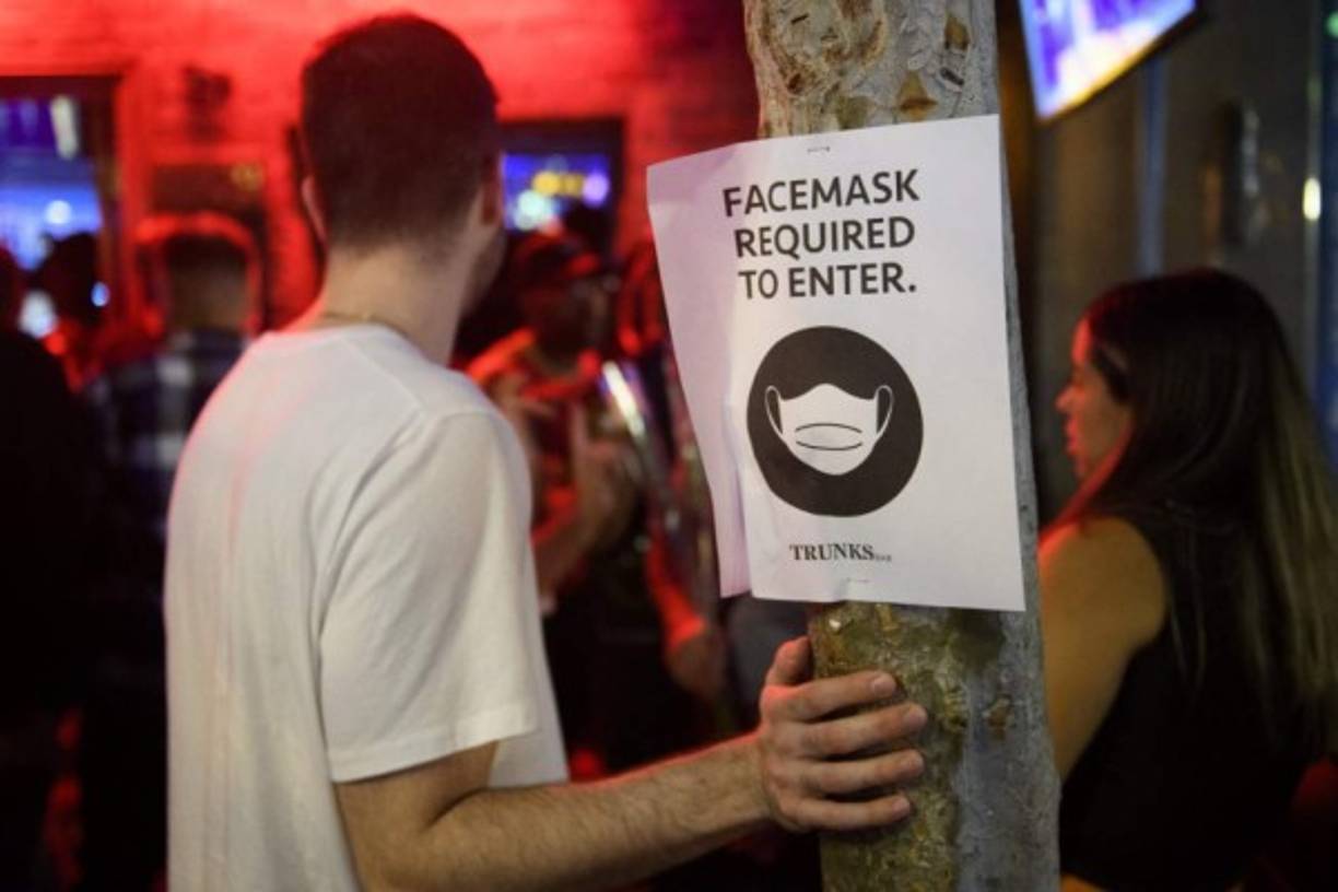 Pero adentro de las discotecas de West Hollywood, un distrito de moda de la metrópoli californiana, las reglas son otras. Ashley Gutiérrez, de 22 años, incluso dice que se siente 'un poco fuera de lugar' con su mascarilla quirúrgica.