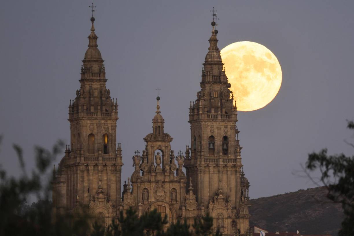 La luna llena sobre la catedral de Santiago de Compostela, en Madrid, España. 