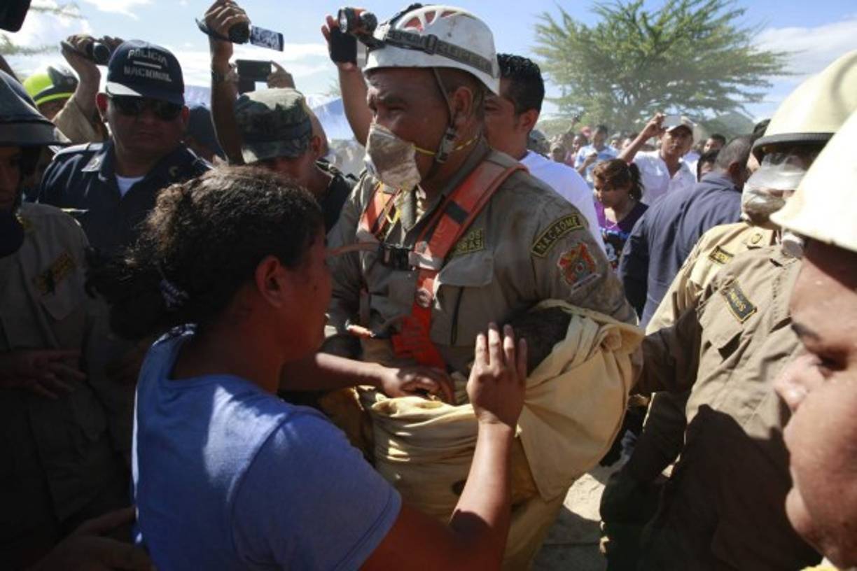 Una tarde trágica se vivió en el sur de Honduras cuando los bomberos rescataron el cuerpo sin vida del menor Carlos Jair Alvarado, de 2 años, quien murió tras caer en un pozo.