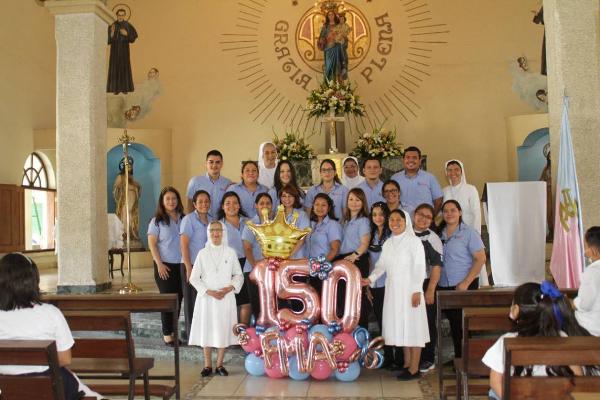 Las hermanas hijas de María auxiliadora junto con el clautro de maestros del Instituto.