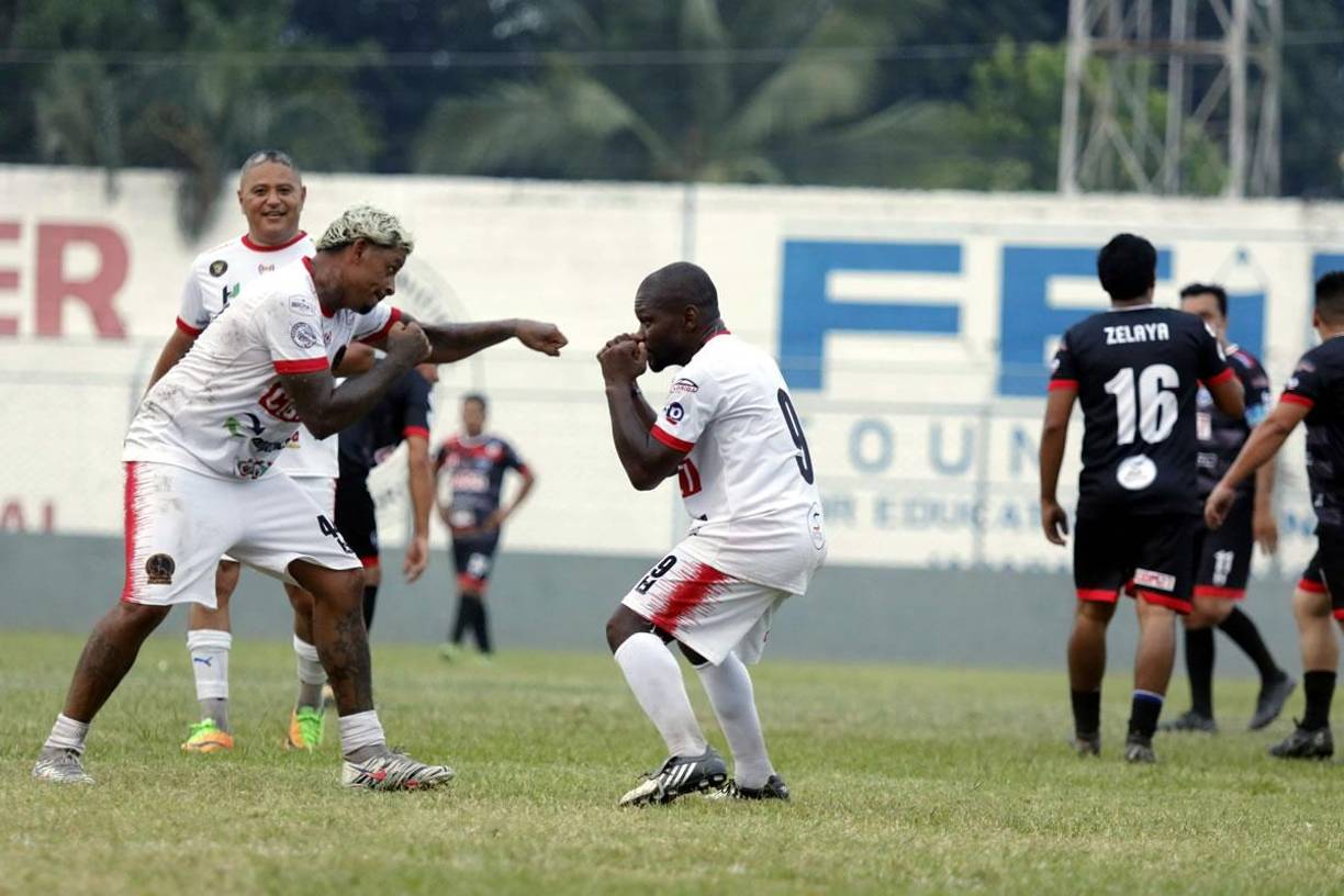 Estilo boxeo. Así festejaron Wilfredo Barahona y ‘Tyson‘ Núñez uno de los 11 goles que se dieron en la tarde futbolera en El Progreso.