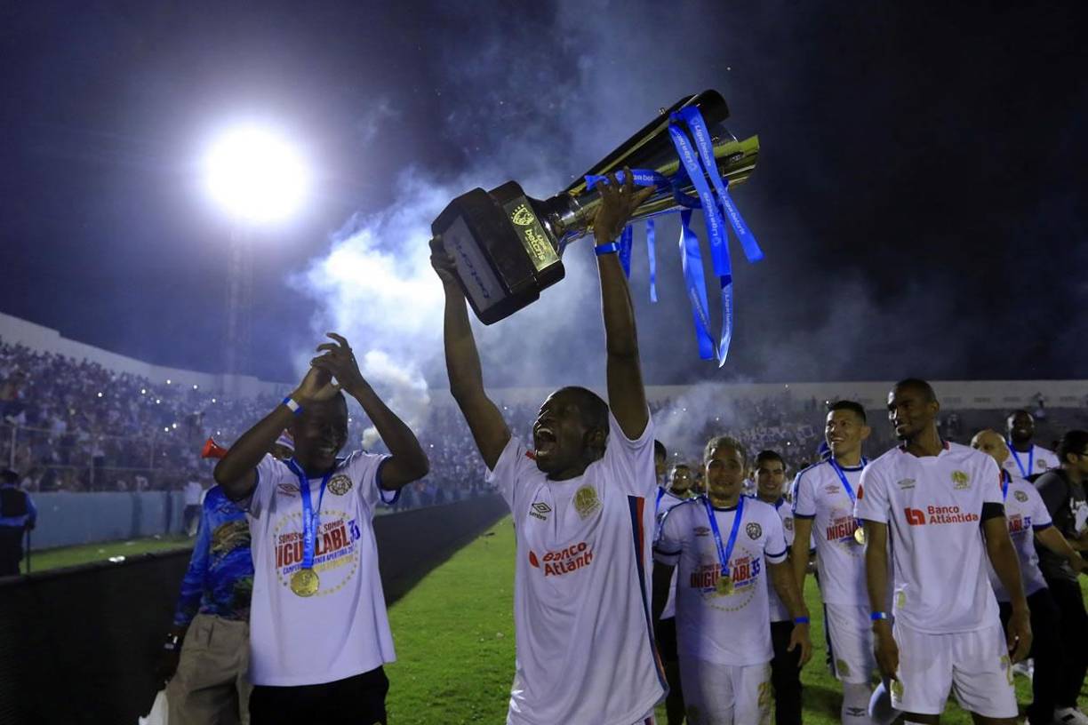 Así levantó el trofeo Boniek García para mostrarlo a la afición del Olimpia.