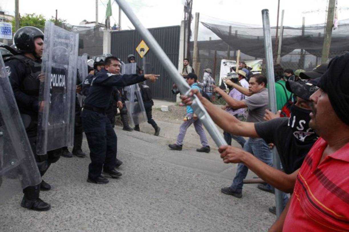 Una decena de policías resultaron heridos luego de un violento enfrentamiento contra los maestros y estudiantes de Chilpancingo, en el estado de Guerrero.