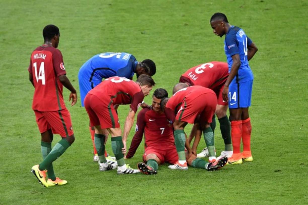 Luego del golpe en su rodilla, sus compañeros y franceses se acercaron preocupados por CR7.