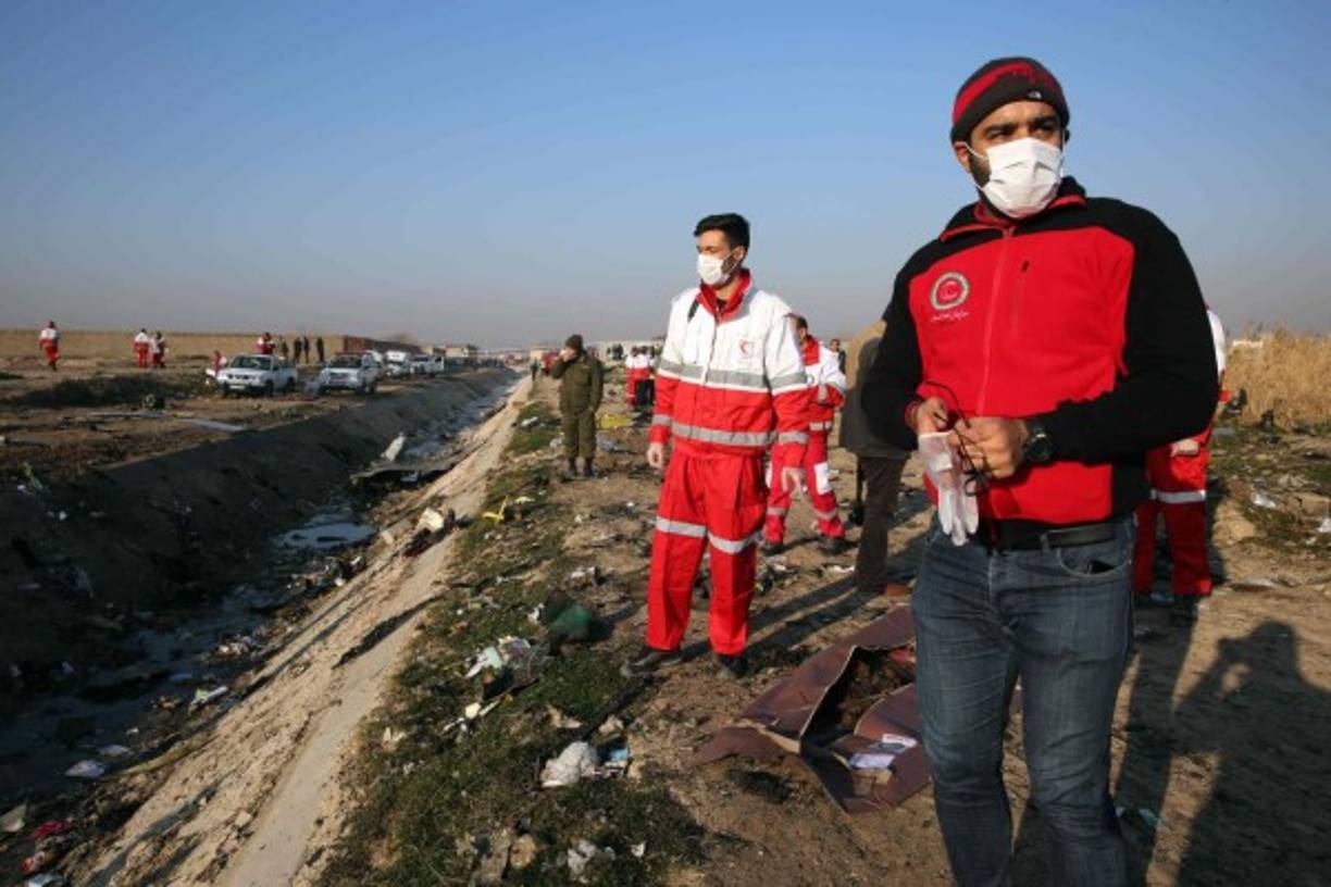 La televisión oficial iraní emitió imágenes del lugar del accidente en las que se ve a los socorristas de la Media Luna Roja iraní buscando en un terreno en el que hay restos materiales esparcidos.