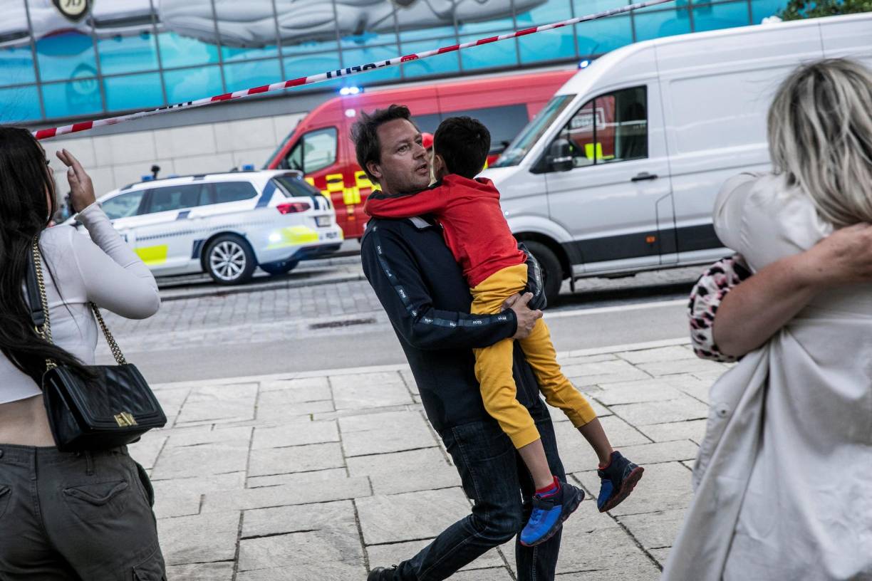 La policía de Copenhague precisó que tres de los heridos fueron atendidos por posibles balas perdidas en el lugar de los hechos, tras lo cual fueron trasladados a sus casas, mientras que otras veinte personas sufrieron lesiones leves al abandonar el centro comercial.