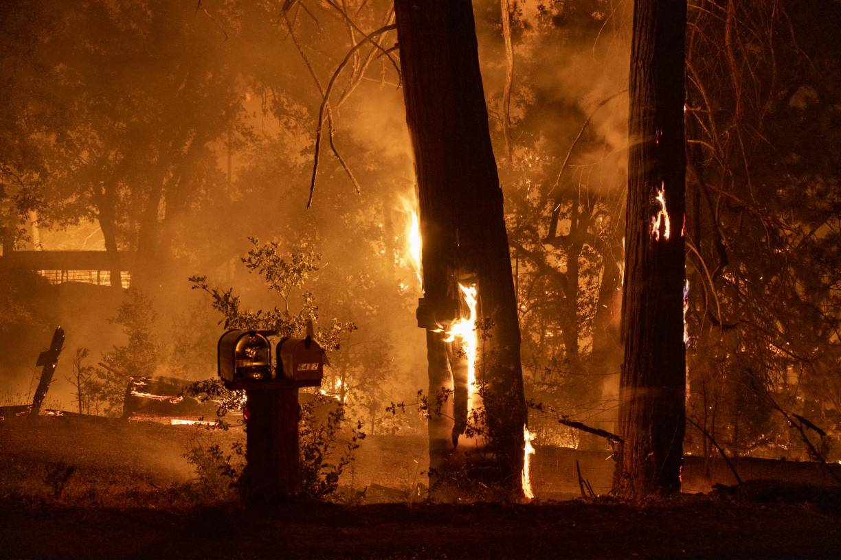 Jonathan Pierce, portavoz del departamento de bomberos, dijo que la baja humedad y las altas temperaturas avivaban las llamas. 