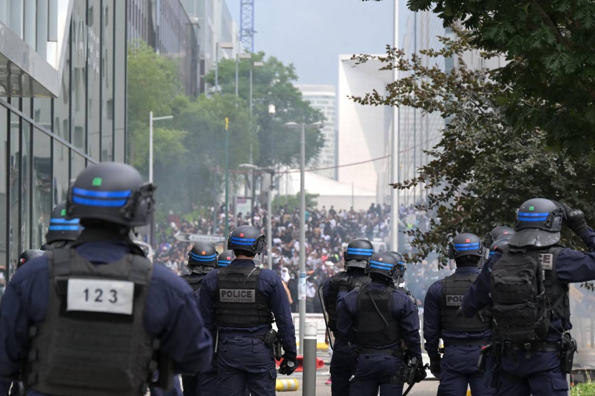 El balance de la segunda noche de altercados fue de 180 detenidos y de 170 policías y gendarmes heridos, según las autoridades, que enfrentan una nueva serie de protestas violentas este año tras las vinculadas a una impopular reforma de pensiones.