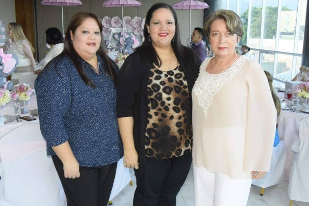 Gloria y Claudia Álvarez con Jane Rivera.