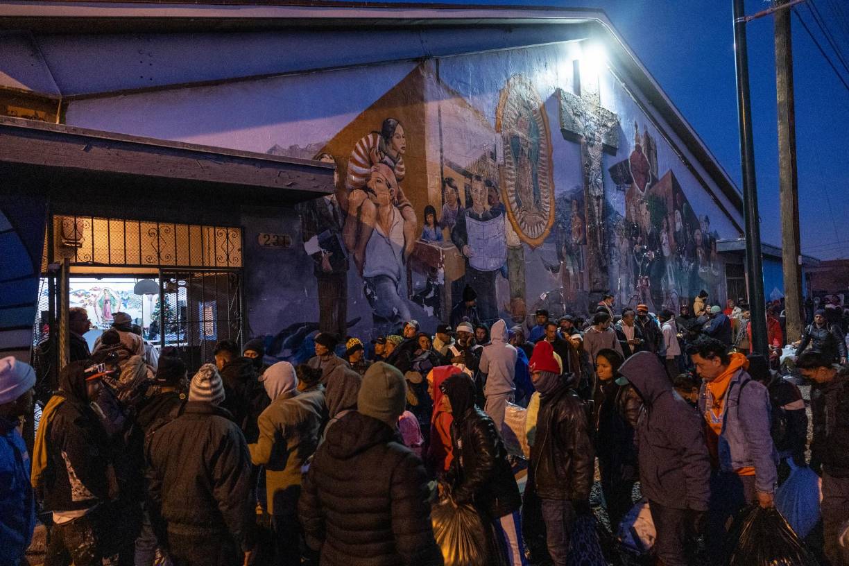 El alcalde de El Paso, Texas, Oscar Leeser, declaró este fin de semana el estado de emergencia en la ciudad ante la crisis humanitaria desatada en los últimos días por los cruces masivos de migrantes, que han dejado a cientos de indocumentados durmiendo en las calles pese a las bajas temperaturas debido a la saturación en los centros de detención y los albergues habilitados.