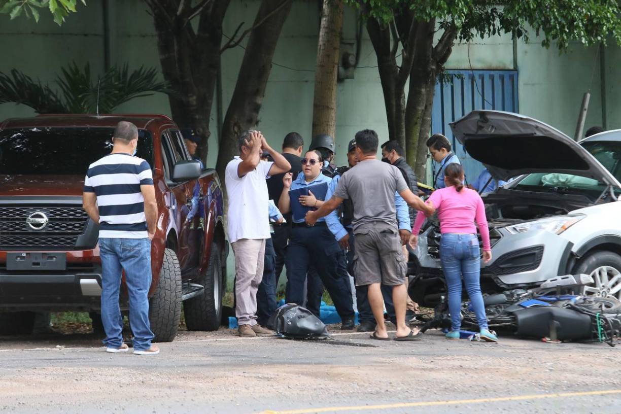 Familiares desconsolados en el lugar del accidente.