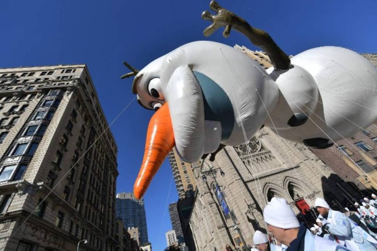 Olaf de Frozen fue otra de las atracciones del tradicional desfile.