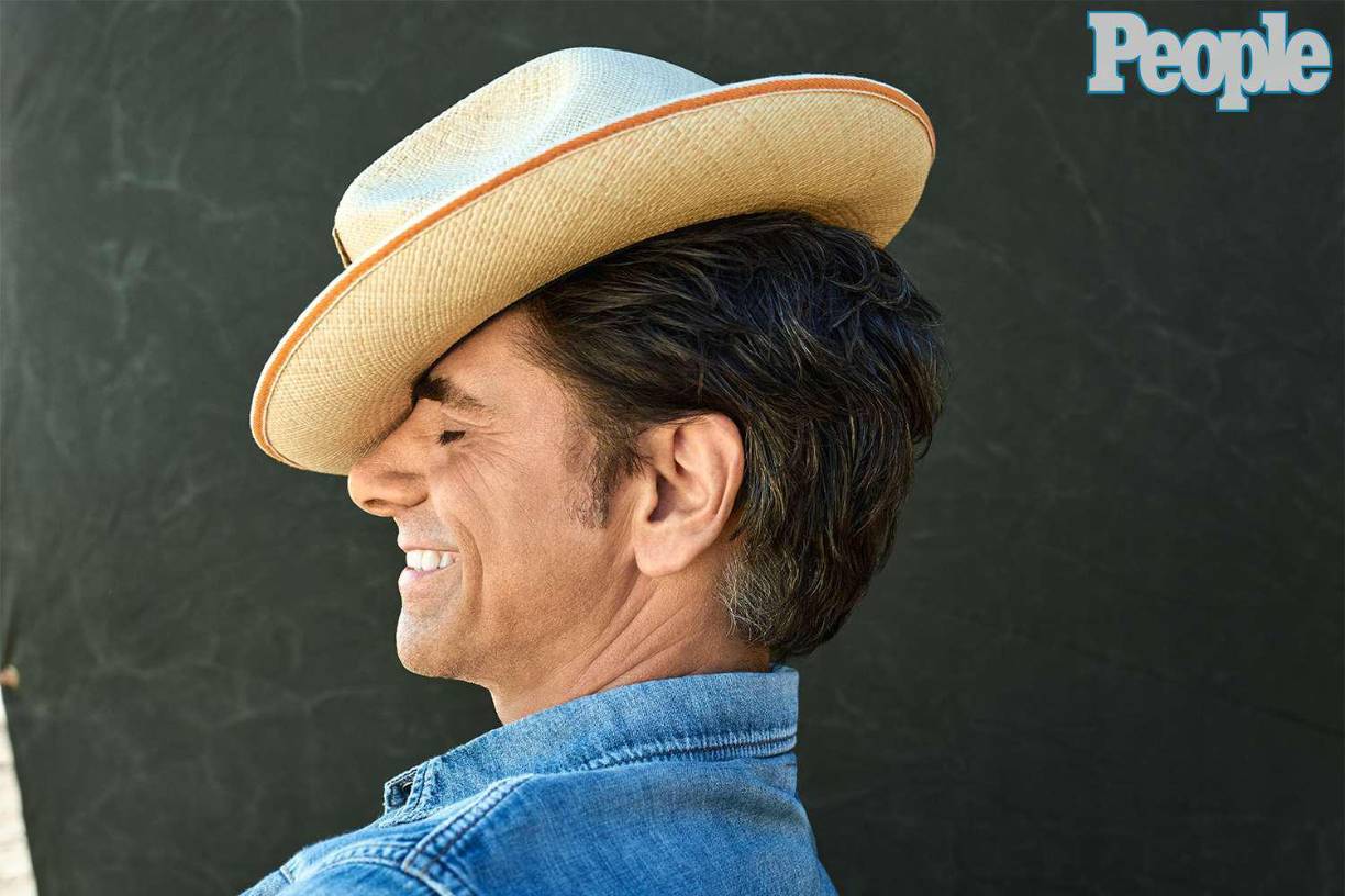 Stamos dijo que tenía 10 u 11 años cuando ocurrió el abuso y que en ese momento se guardó el incidente para sí mismo.