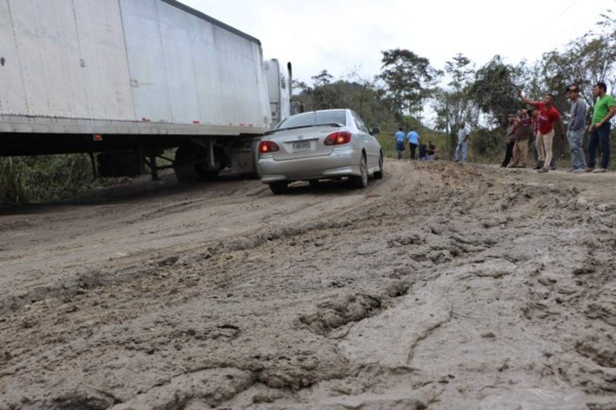 Un completo caos se vivió en un tramo carretero de la vía principal que comunica el occidente de Honduras.