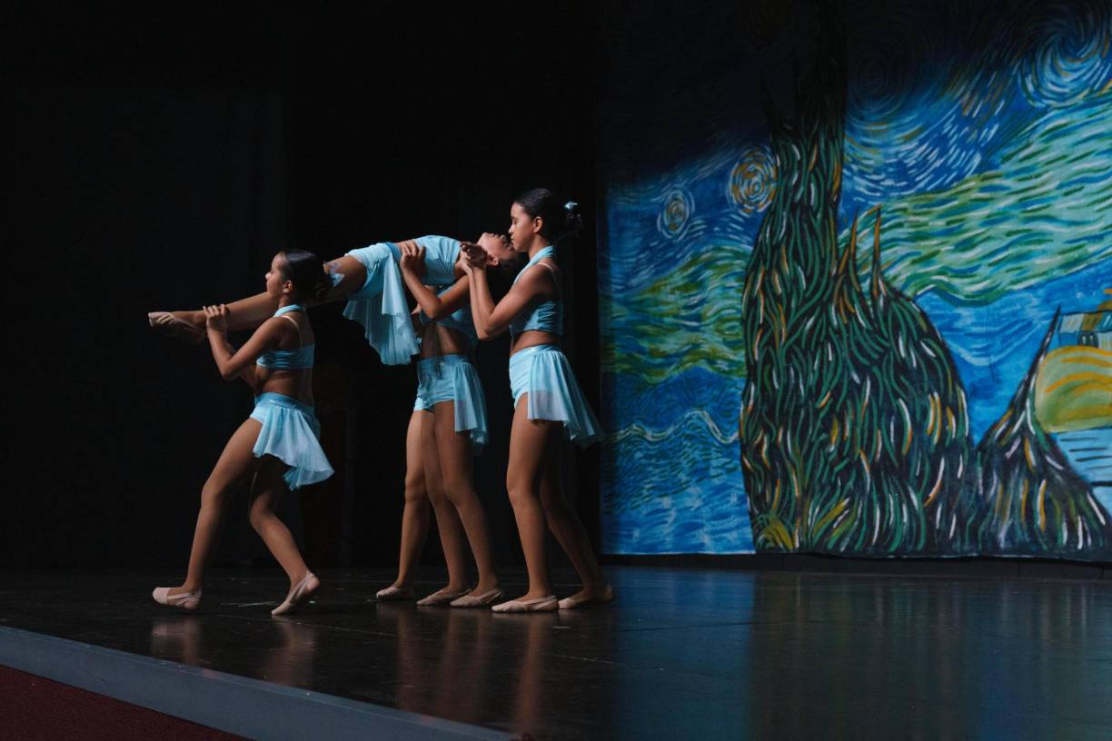 ”I found a dream” por el grupo de jazz, quienes resaltaron con su puesta en escena y ejecución.