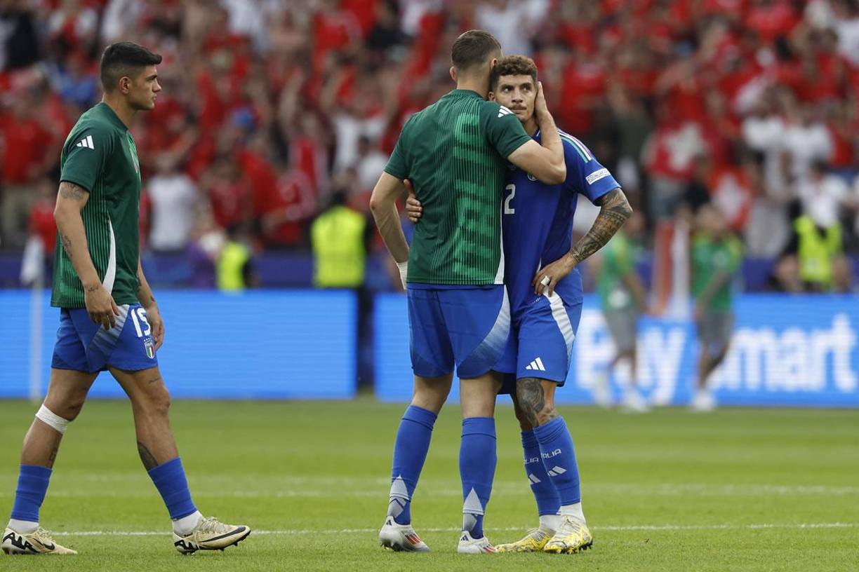 La tristeza de los jugadores de la Selección de Italia, vigente campeona de la Euro, tras quedar eliminados en los octavos de final ante Suiza.
