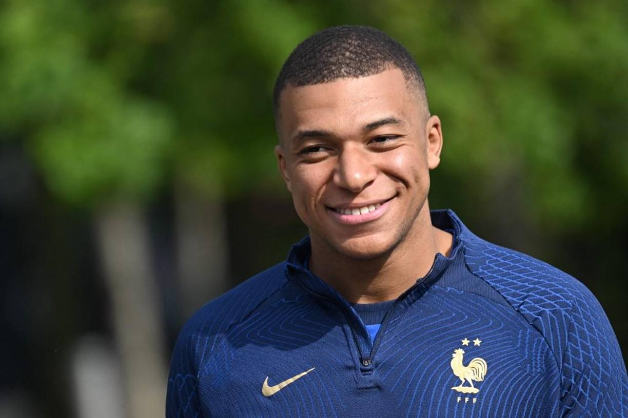 Kylian Mbappé sorprendió al decidir no renovar con el PSG pero ha señalado que si idea es seguir hasta el 2024 con el cuadro parisino.