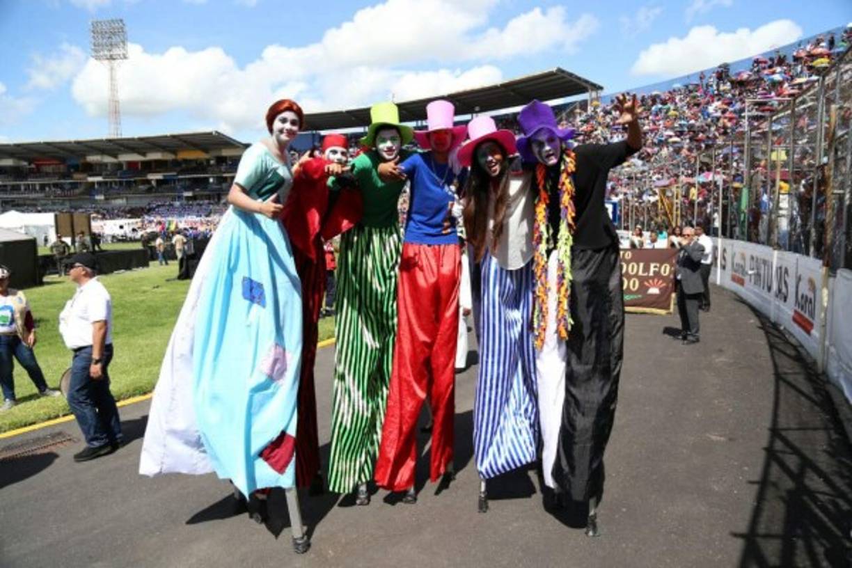 Desde lo alto, los zancos llamaron la atención en el estadio capitalino.