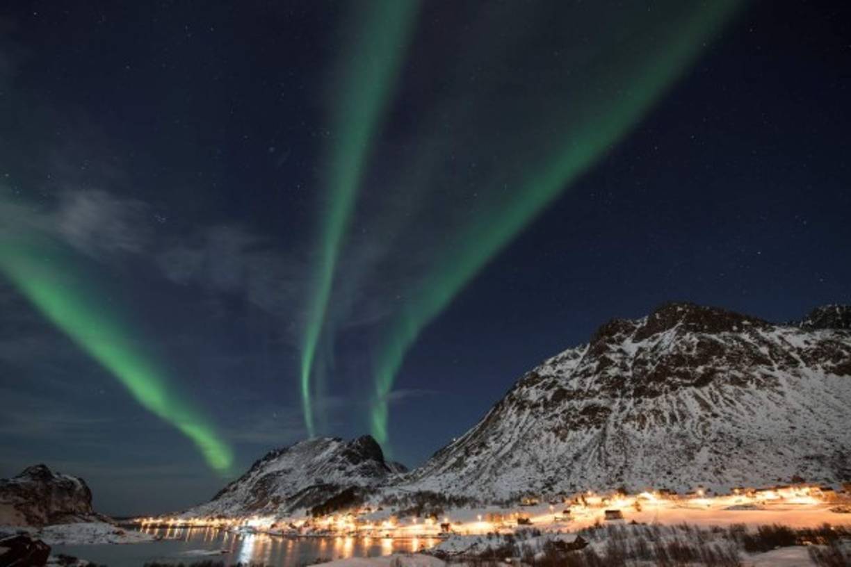 Espectacular imagen de una aurora borealis que iluminó los cielos del ártico en Noruega.
