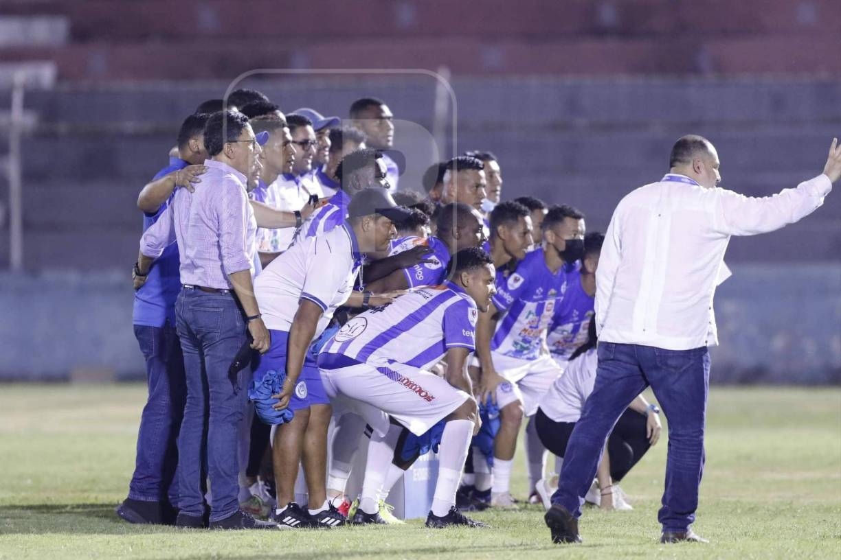 Salomón Nazar dirigió por última vez al Victoria. El estratega posó con toda la plantilla antes del pitazo inicial.