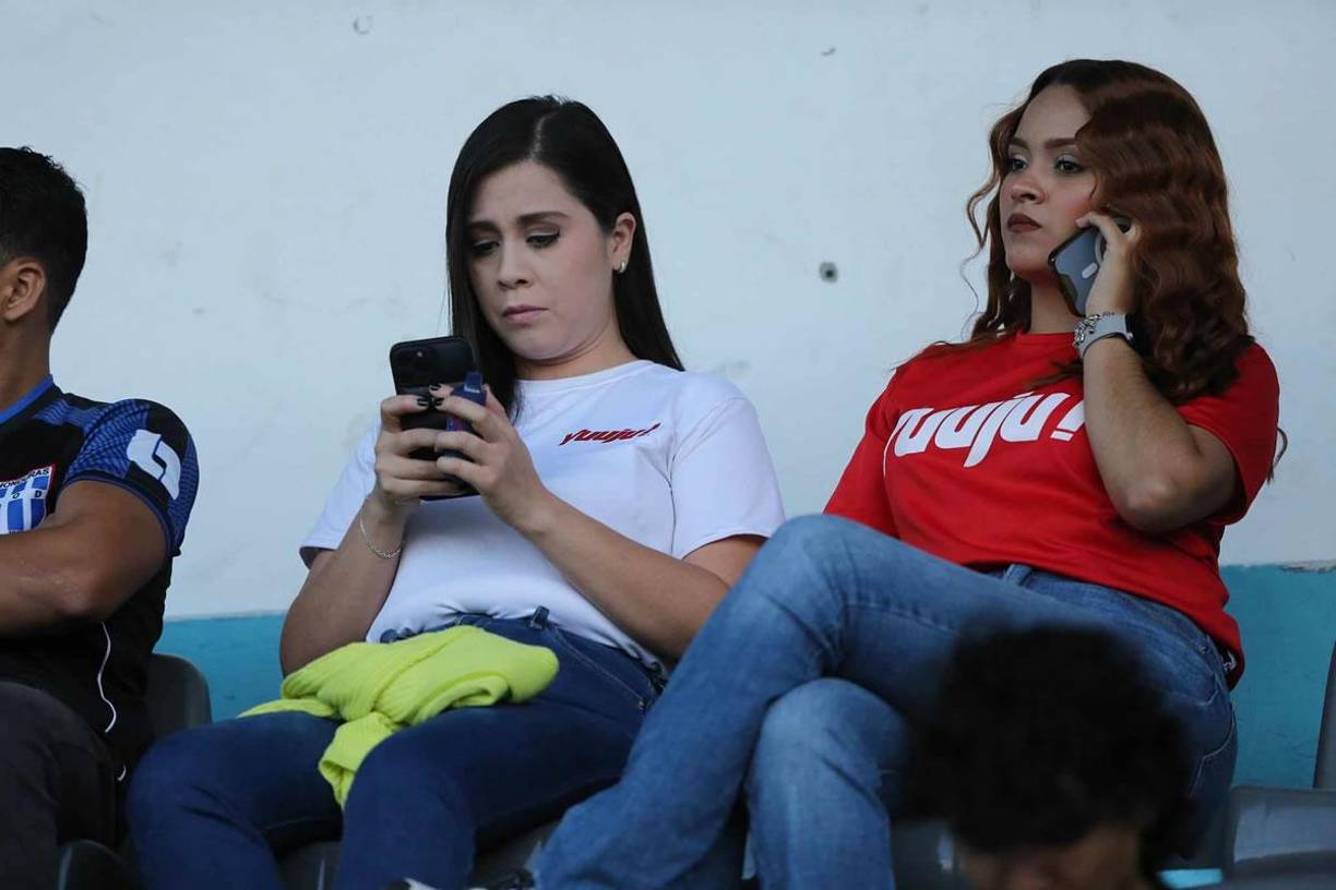 Dos bellas chicas que adornaron las gradas del estadio Nacional Chelato Uclés.