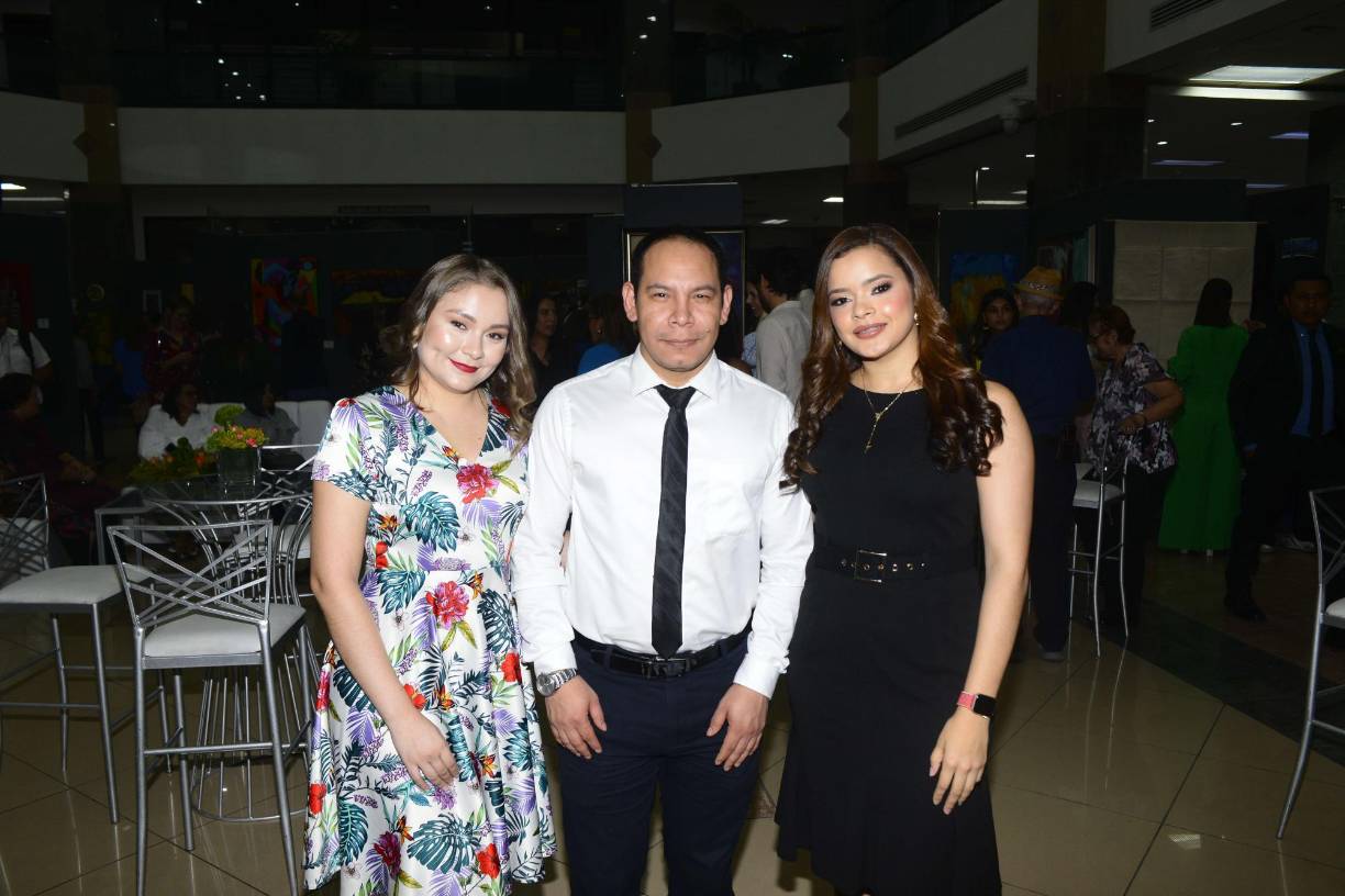 Kate Padilla con Kenneth Vásquez y Grecia Dubón.