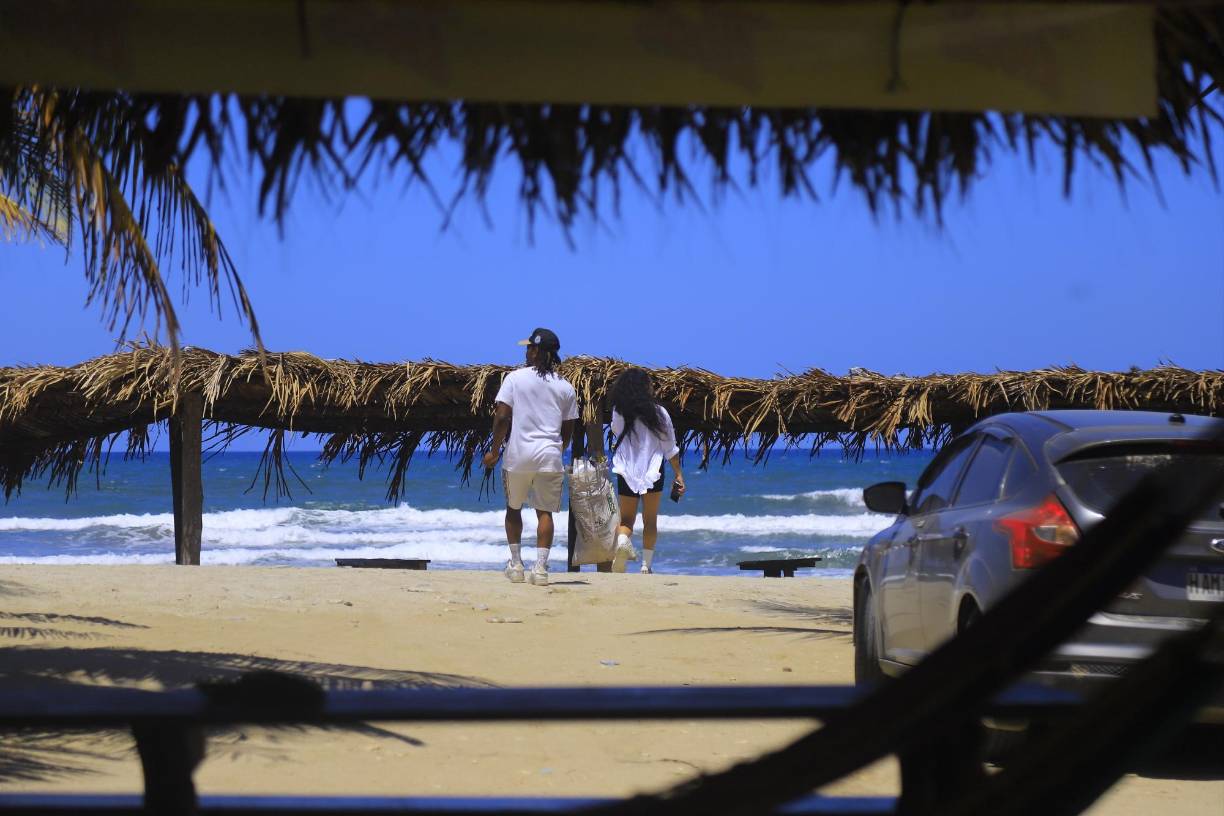 Debido a que las playas son algo alejadas, muchas personas prefieren ir a la Miami teleña. Desde ahí también es más corto el tramo que hay para ir a Punta Sal, la joya del Parque Nacional Jeannette Kawas. Son alrededor de 40 minutos hasta la punta y poco menos a la famosa playa de Cocalito.