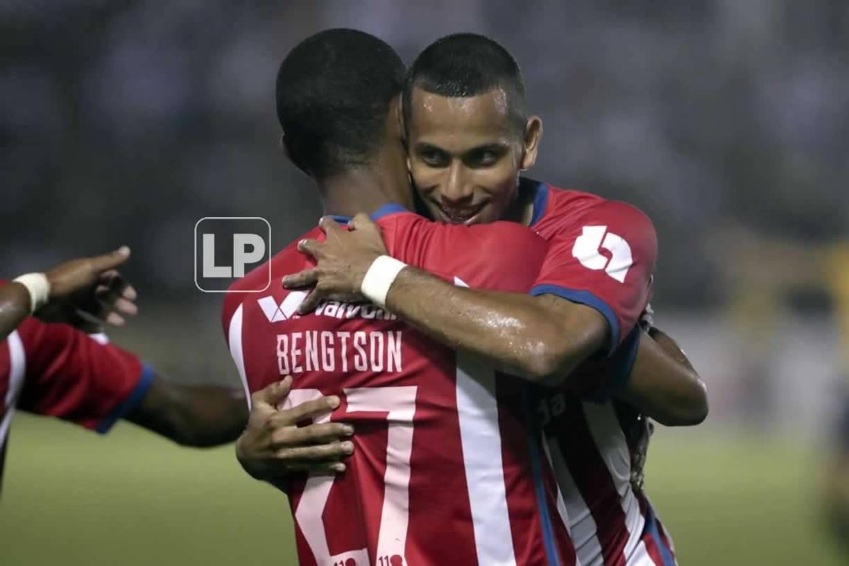 Jerry Bengtson celebró su gol con Edwin Rodríguez, quien le dio la asistencia.