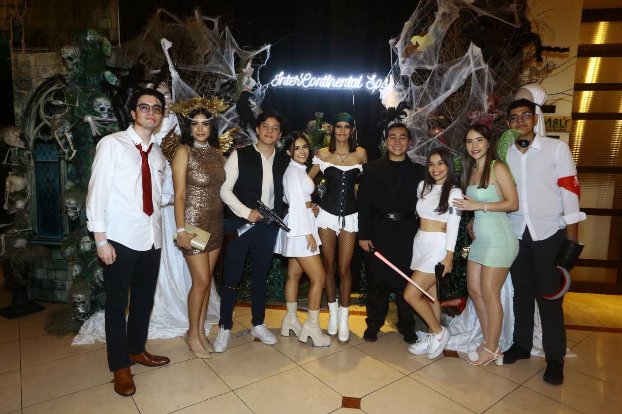 Una noche terrorífica y divertida pasaron los sampedranos en las celebraciones de Halloween 2023, en este caso, en el Real Hotel InterContinental y en Eternity Bistro Club, lugares selectos con dos fiestas espectaculares para el público asistente. En ambos recintos se entregaron valiosos premios a los mejores disfraces, en el InterContinental se entregaron viajes con estadía en Panamá, Roatán y Tegucigalpa, mientras en Eternity fue en efectivo, desde mil dólares al primer lugar, 500 al segundo y 300 al tercero. 