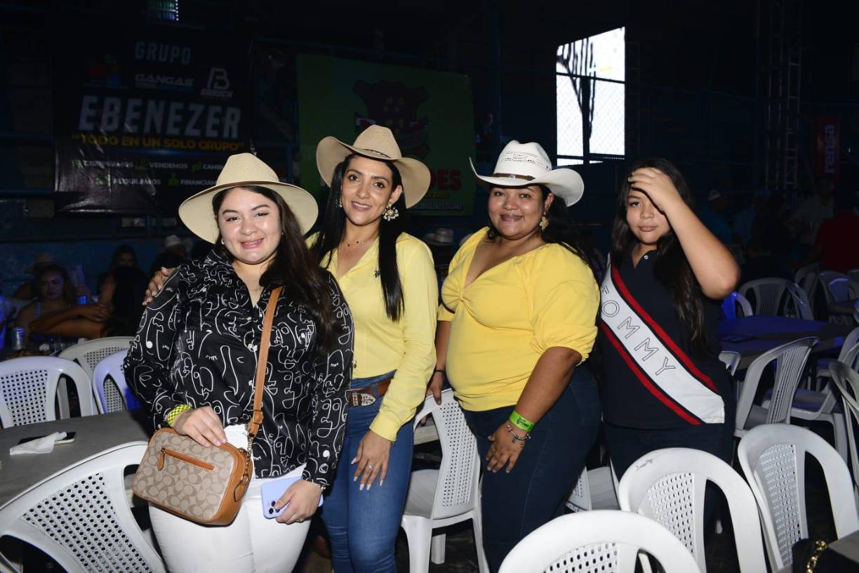 El lugar fue inundado de un ambiente de fiesta y alegría. 