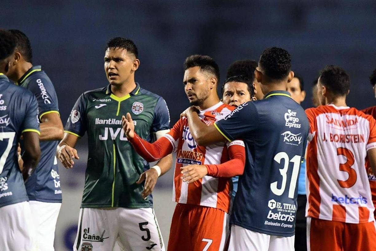 La bronca de Marcelo Canales en el juego contra el Marathón.